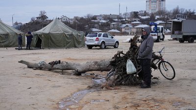 Черкащанин чекає освячення води на березі Дніпра, 6 січня 2024 року