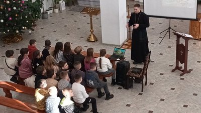 Заняття з шкільним капеланом у храмі Заняття з шкільним капеланом у храмі