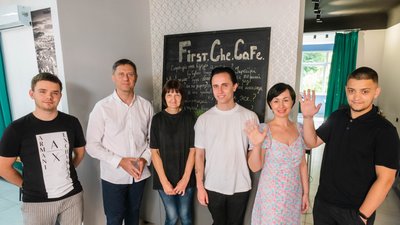 У Чернівцях переселенець, який двічі тікав від війни, відкрив кав'ярню У Чернівцях переселенець, який двічі тікав від війни, відкрив кав'ярню