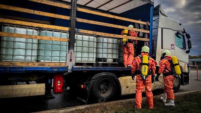 Рятувальники ліквідовують витік токсичної речовини з цистерни