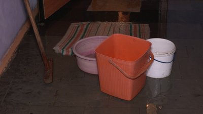 У багатоповерхівці Харкова не можна користуватися ліфтом, бо тече дах й залило під'їзд У багатоповерхівці Харкова не можна користуватися ліфтом, бо тече дах й залило під'їзд