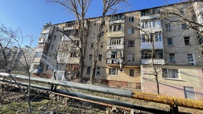 Наслідки обстрілів: на Херсонщині пошкоджені будинки та школа, виникли пожежі Наслідки обстрілів: на Херсонщині пошкоджені будинки та школа, виникли пожежі