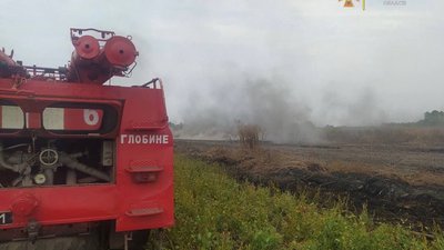 На Полтавщині другий день гасять пожежу на торфовищі