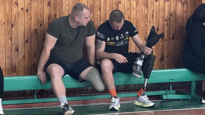 Учасники волейболу сидячи серед ветеранів у Лебедині