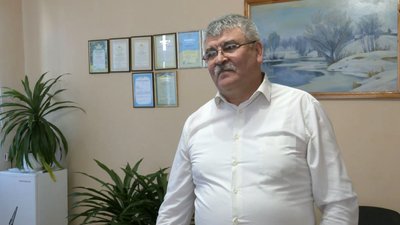 У будинку в Луцьку мешканці самотужки латають дірявий дах