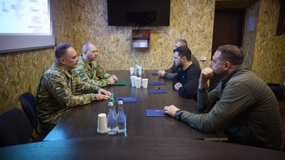 На Херсонщині Зеленський провів нараду з прикордонниками та вручив їм державні нагороди На Херсонщині Зеленський провів нараду з прикордонниками та вручив їм державні нагороди