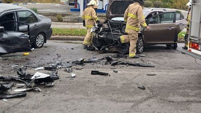 У Запоріжжі внаслідок ДТП жінку затисло в автівці, а чоловіка травмовано — ДСНС