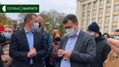 Приватні підприємці та їхні працівники мітингували біля Закарпатської ОДА Приватні підприємці та їхні працівники мітингували біля Закарпатської ОДА