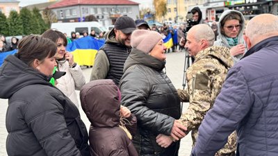 Зустріли звільненого з полону в Корці Зустріли звільненого з полону в Корці