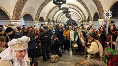 У столичному метро на Золотих Воротах відзначили Коляду