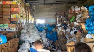 В Україну ввозили брендовий одяг та ліки під виглядом "гуманітарки" – Київська прокуратура В Україну ввозили брендовий одяг та ліки під виглядом "гуманітарки" – Київська прокуратура