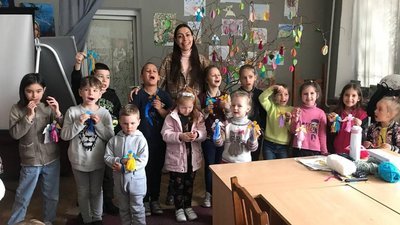 "Зараз я потрібна тут". Історія психологині з Києва, яка допомагає діткам у волонтерському центрі на Прикарпатті