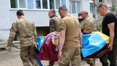 Мешканці Борислава зустріли скорботний кортеж з тілом військового водія Юрія Багнія Мешканці Борислава зустріли скорботний кортеж з тілом військового водія Юрія Багнія