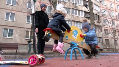 Юля та Денис з тіткою Альоною граються на майданчику. Вони вижили у ДТП 12 січня 2022 року, їхні батьки загинули. Січень 2023 року. Фото: Лариса Говина/Cуспільне Харків Юля та Денис з тіткою Альоною граються на майданчику. Вони вижили у ДТП 12 січня 2022 року, їхні батьки загинули. Січень 2023 року. Фото: Лариса Говина/Cуспільне Харків