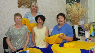 Майстрині з Дніпропетровщини долучилися до створення 30-метрового в’язаного прапора України