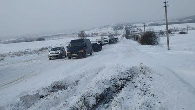 Ні пройти, ні проїхати. На Долинщині автомобілі витягують трактором Ні пройти, ні проїхати. На Долинщині автомобілі витягують трактором