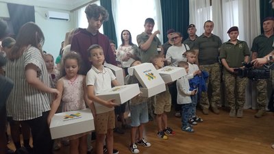 Худі, кулон та термос із емблемою роду військ тата: у Житомирі дітям загиблих воїнів передали іменні подарунки Худі, кулон та термос із емблемою роду військ тата: у Житомирі дітям загиблих воїнів передали іменні подарунки