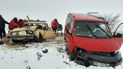 Неподалік села Борщівка, що на Городоччині, зіткнулись мікроавтобус "Volkswagen Т5" та автомобіль "ВАЗ 2105". 20 листопада 2022 рік. Неподалік села Борщівка, що на Городоччині, зіткнулись мікроавтобус "Volkswagen Т5" та автомобіль "ВАЗ 2105". 20 листопада 2022 рік.