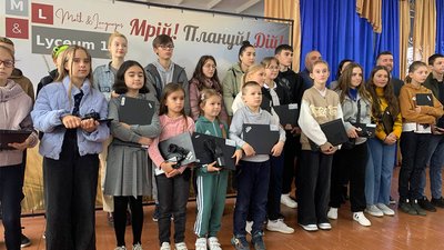 У Чернівцях дітям з інших регіонів та з малозабезпечених сімей подарували ноутбуки для навчання