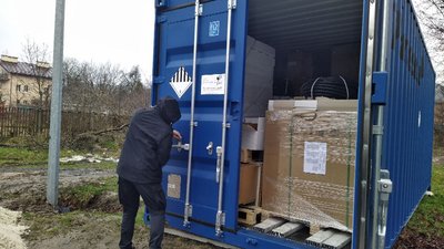 Елементи електростанції привезли у контейнері Елементи електростанції привезли у контейнері