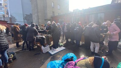 Кілька тисяч рівнян плетуть сітки для фронту Кілька тисяч рівнян плетуть сітки для фронту