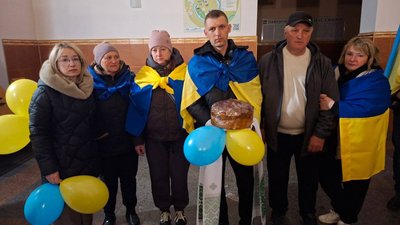 Андрія Гендегу зустрічають на вокзалі у місті Хмільник