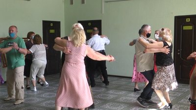 У Житомирі відновив репетиції танцювальний клуб для пенсіонерів