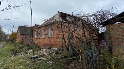 Через артобстріл Хотінської громади на Сумщині пошкоджено будинок та трансформатор на місцевому заводі Через артобстріл Хотінської громади на Сумщині пошкоджено будинок та трансформатор на місцевому заводі