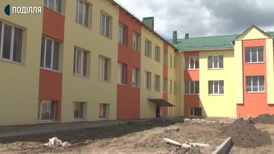 Нову школу у селі зводять з 1989 року. На сьогодні перший корпус добудований на 80 відсотків