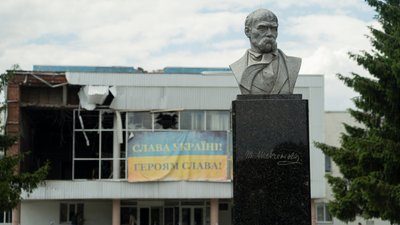 Макарівський будинок культури, куди влучив "Град". Нині на вході збирають одяг для тих, хто цього потребує Макарівський будинок культури, куди влучив "Град". Нині на вході збирають одяг для тих, хто цього потребує