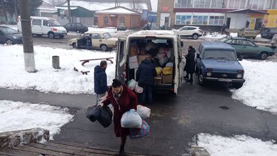 Вітання від святого Миколая: сумські благодійники відвезли подарунки дітям із Великої Писарівки Вітання від святого Миколая: сумські благодійники відвезли подарунки дітям із Великої Писарівки