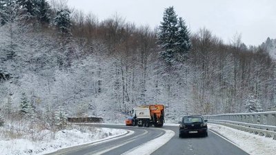 Траси на Закарпатті розчищують від снігу. Яка ситуація на перевалах