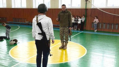 Вчитель Олександр Шепеля на уроці "Захисту України" у Шацькому ліцеї