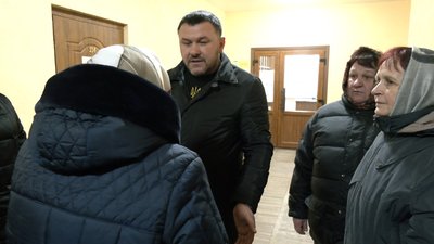Штовханина вірян УПЦ МП та ПЦУ біля храму на Волині — міський голова Каменя-Каширського Віктор Пась Штовханина вірян УПЦ МП та ПЦУ біля храму на Волині — міський голова Каменя-Каширського Віктор Пась
