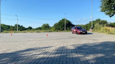 Контраварійне кермування. У Дніпрі провели перегони для водійок