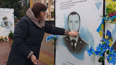 Мама Максима Білецького на Алеї Героїв у Нововолинську