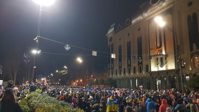 Гімн та жовто-блакитний прапор: в Тбілісі проходить акція на підтримку України Гімн та жовто-блакитний прапор: в Тбілісі проходить акція на підтримку України