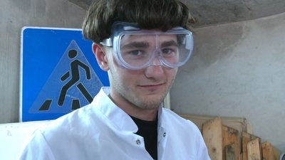 Лабораторія у гаражі. Як два брати створюють посуд із використаних пляшок Лабораторія у гаражі. Як два брати створюють посуд із використаних пляшок
