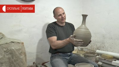 Виготовляють глиняний посуд усією родиною. СУСПІЛЬНЕ | ВІДЕОНОВИНИ
