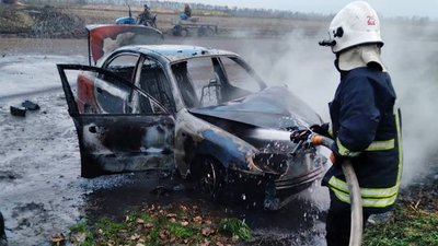 На Житомирщині в результаті ДТП горів автомобіль, двоє людей в лікарні На Житомирщині в результаті ДТП горів автомобіль, двоє людей в лікарні