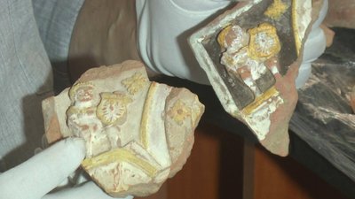 За словами дослідника, кахлі це дарунок тодішньої королеви Польщі. Фото: Суспільне За словами дослідника, кахлі це дарунок тодішньої королеви Польщі. Фото: Суспільне
