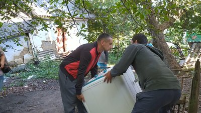 Також виносити речі з будинку допомагають волонтери. Фото: Суспільне Також виносити речі з будинку допомагають волонтери. Фото: Суспільне