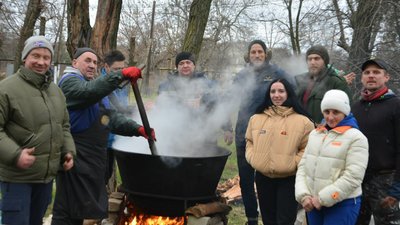 Понад 1000 обідів. На Миколаївщині волонтери два тижні готуватимуть для жителів деокупованої громади