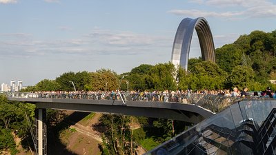 Самогубство на мосту Кличка: у Києві чоловік стрибнув зі скляного пішохідного мосту