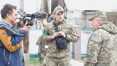 "Я не можу повірити, що це 2022 рік": Даг Лайман знімає документальний фільм в Україні "Я не можу повірити, що це 2022 рік": Даг Лайман знімає документальний фільм в Україні