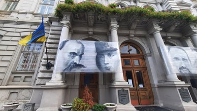 «Знаймо наших Героїв!» — до Дня захисника України у Львові презентували мистецький перформанс