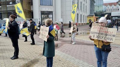 "Хочу побачити сина живим". У Хмельницькому вийшли на підтримку полонених "Хочу побачити сина живим". У Хмельницькому вийшли на підтримку полонених
