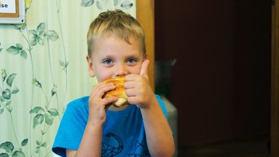 Печуть булочки з маком для українських захисників: як працює кризовий центр у Вінниці Печуть булочки з маком для українських захисників: як працює кризовий центр у Вінниці