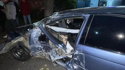 Вночі у Житомирі легковик в'їхав у електроопору – водія доставили в лікарню