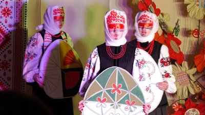 Дівчата в образах ляльок-мотанок на фестивалі "Великоднє сяйво" у селі Манжосівка на Чернігівщині Дівчата в образах ляльок-мотанок на фестивалі "Великоднє сяйво" у селі Манжосівка на Чернігівщині